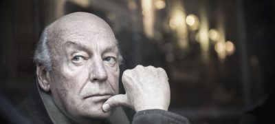 (150413) -- MONTEVIDEO, abril 13, 2015 (Xinhua) -- Imagen del 12 de abril de 2013 del escritor uruguayo Eduardo Galeano posando en Montevideo, Uruguay. El escritor uruguayo Eduardo Galeano, autor de "Las venas abiertas de América Latina" (1971), falleció el lunes en Montevideo a la edad de 74 años. Galeano, quien sufría de un cáncer de pulmón, estaba internado en el hospital privado Casmu, dijeron fuentes del nosocomio citadas por los medios locales. (Xinhua/Ezequiel Scagnetti/ZUMAPRESS) (rtg) (ah) ***PROHIBIDO SU USO EN EUROPA***